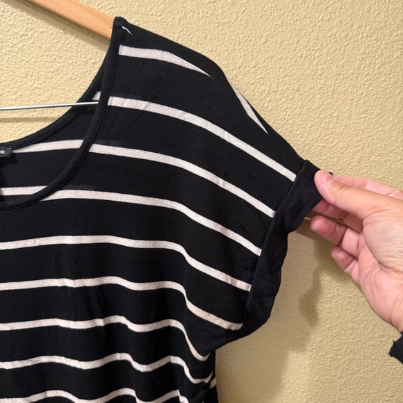 Women’s Medium Cable & Gauge Black White Striped Hi-Low Cap Sleeve Top - Picture 5 of 11